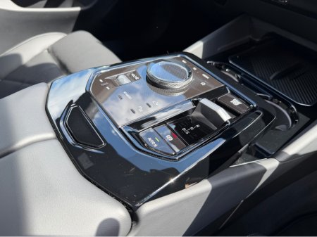 2025 BMW 5-Series - photo 23