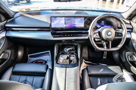 2025 BMW 5-Series - photo 27