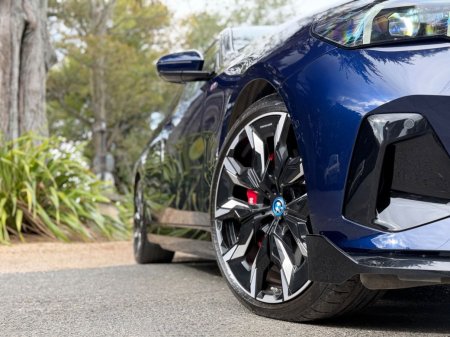 2025 BMW 5-Series - photo 8