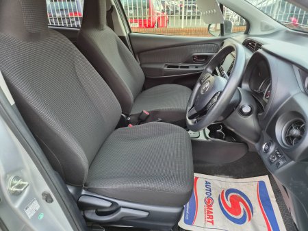 2019 Toyota Vitz - photo 11