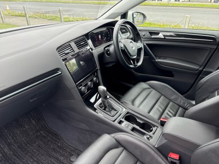 2020 Volkswagen Golf - photo 2