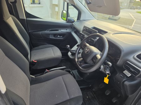 2021 Toyota Proace - photo 2