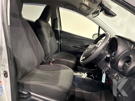 2019 Toyota Vitz - photo 16
