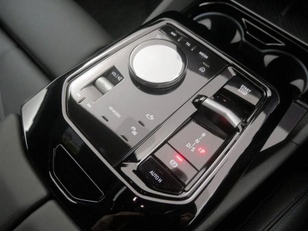 2025 BMW 5-Series - photo 10