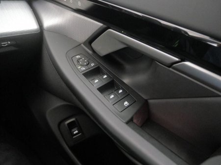 2025 BMW 5-Series - photo 21