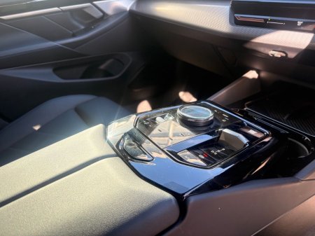 2025 BMW 5-Series - photo 9