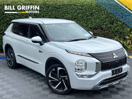 2022 Mitsubishi Outlander 7-SEATER 2.4 HYBRID AUTO // HEADS-UP DISPLAY // ADAPTIVE CRUISE CONTROL // 360 PARKING CAMERAS