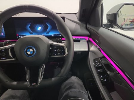 2025 BMW 5-Series - photo 18