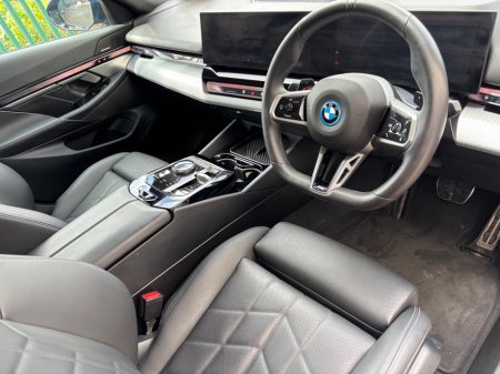 2025 BMW 5-Series - photo 12