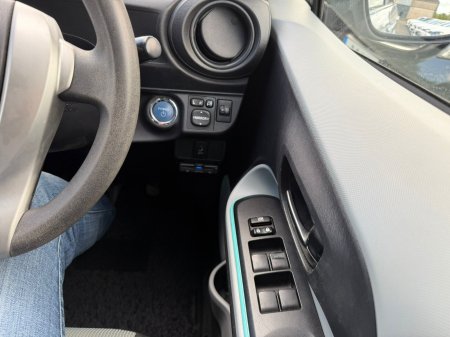 2013 Toyota Aqua - photo 12