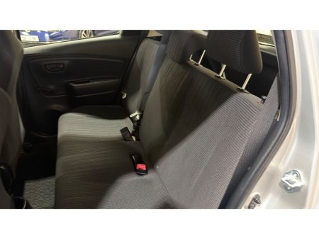 2016 Toyota Vitz - photo 11