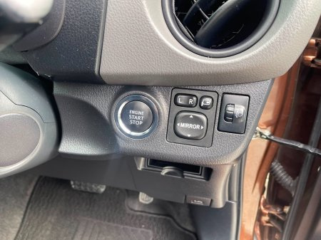 2015 Toyota Vitz - photo 16