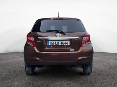 2015 Toyota Vitz - photo 4