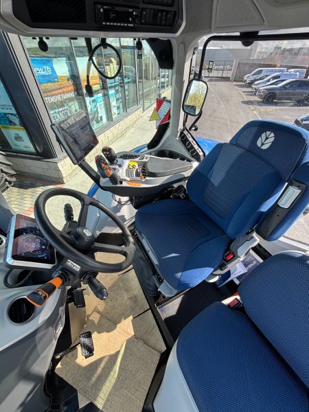 0 New Holland T7.270 - photo 5