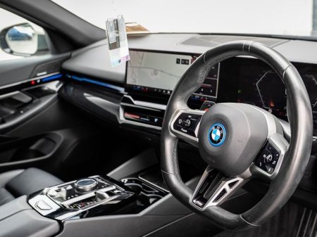 2024 BMW 5-Series - photo 8
