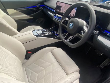 2025 BMW 5-Series - photo 8