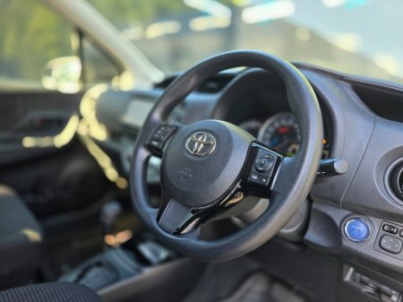 2017 Toyota Vitz - photo 2