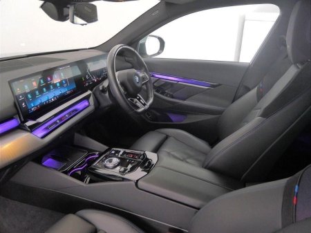 2025 BMW 5-Series - photo 7