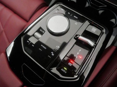 2025 BMW 5-Series - photo 9