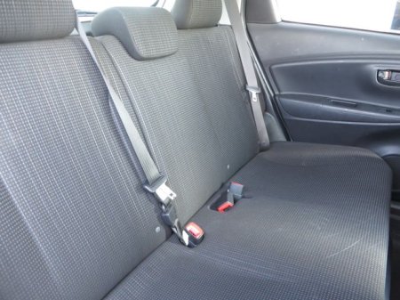 2019 Toyota Vitz - photo 13
