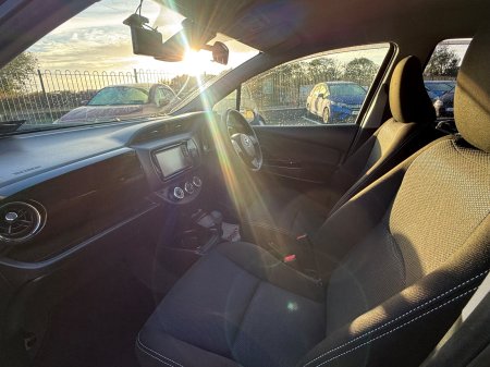 2017 Toyota Vitz - photo 16