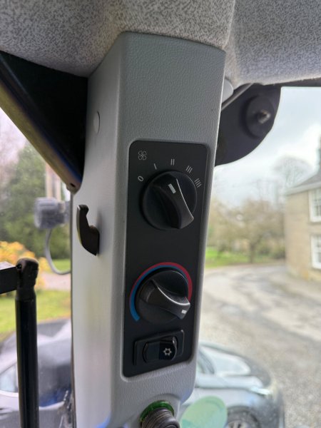 2009 New Holland T6080 - photo 23