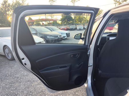 2019 Toyota Vitz - photo 9