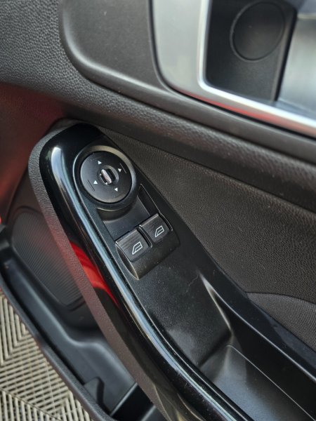 2014 Ford Fiesta - photo 18