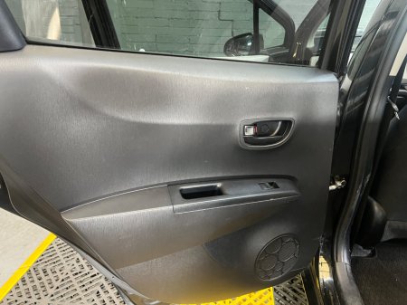 2012 Toyota Vitz - photo 17