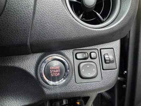 2018 Toyota Vitz - photo 12
