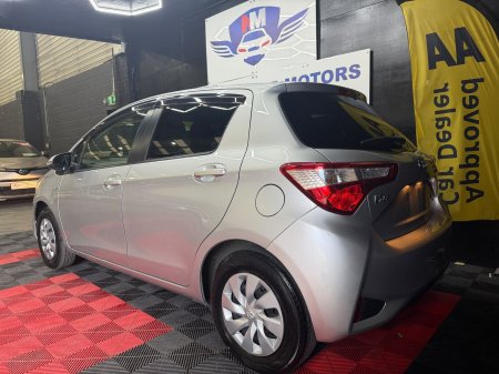 2017 Toyota Vitz - photo 9