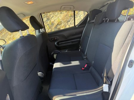 2015 Toyota Aqua - photo 12