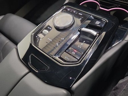 2024 BMW 5-Series - photo 10