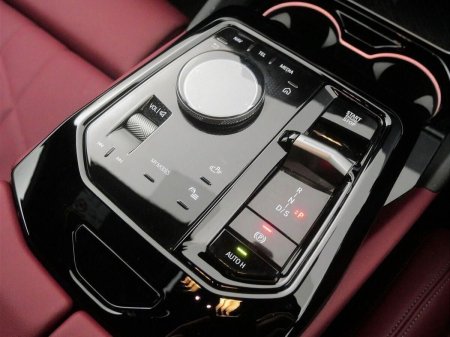 2025 BMW 5-Series - photo 10