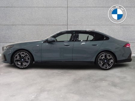 2025 BMW 5-Series - photo 3