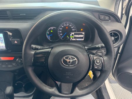 2019 Toyota Vitz - photo 10