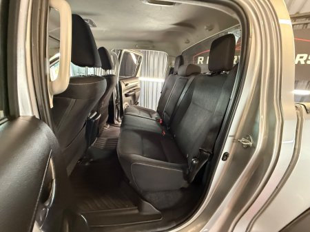 2025 Toyota Hilux - photo 15