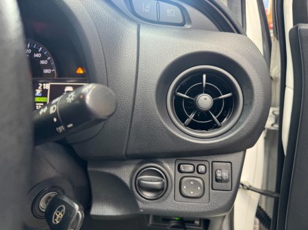 2019 Toyota Vitz - photo 14
