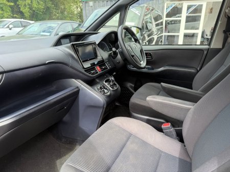 2016 Toyota Voxy - photo 13
