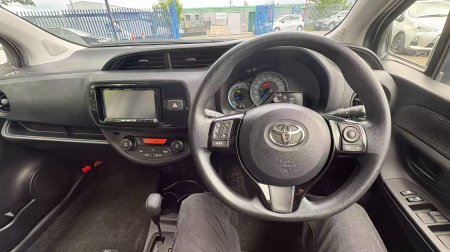 2017 Toyota Vitz - photo 10