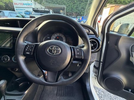 2020 Toyota Vitz - photo 8