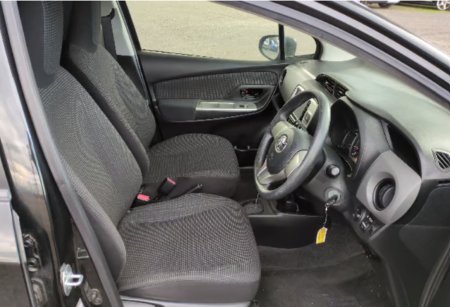 2015 Toyota Vitz - photo 3