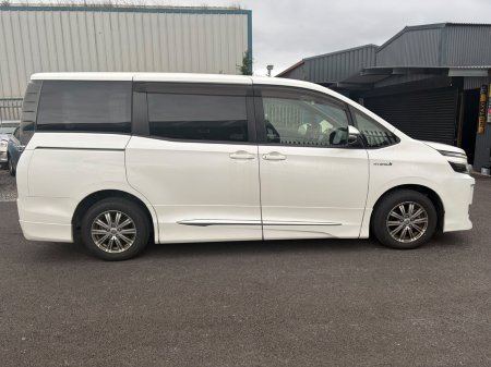 2015 Toyota Voxy - photo 16