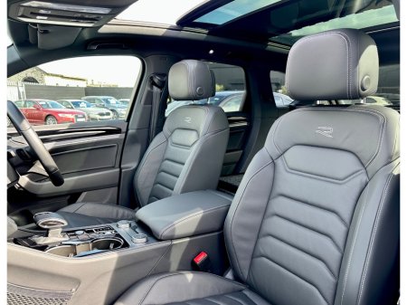 2025 Volkswagen Touareg - photo 25