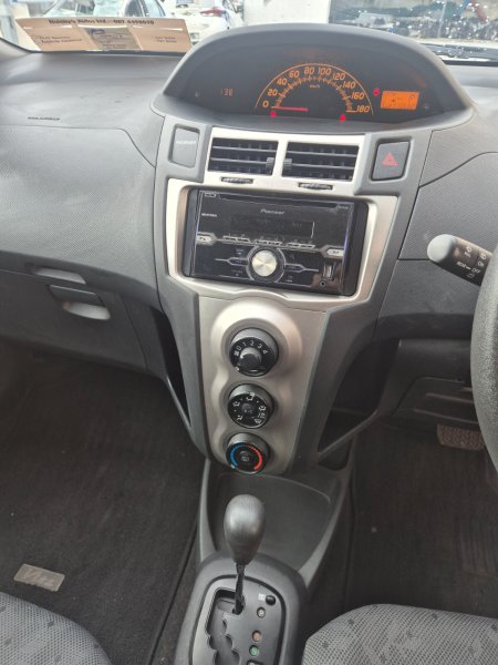 2011 Toyota Vitz - photo 10