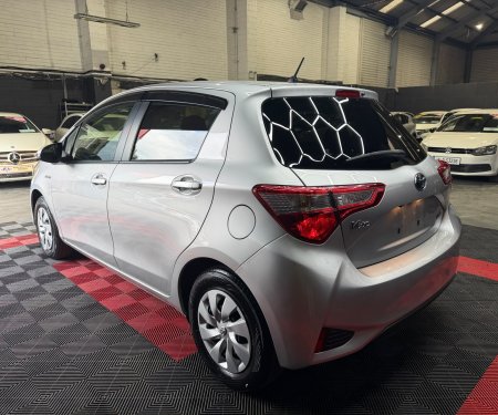 2017 Toyota Vitz - photo 13