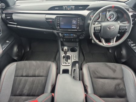 2024 Toyota Hilux - photo 2