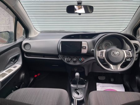 2015 Toyota Vitz - photo 11