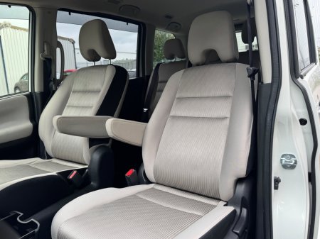 2017 Nissan Serena - photo 17