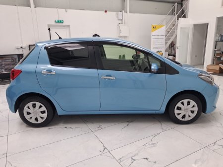 2016 Toyota Vitz - photo 2